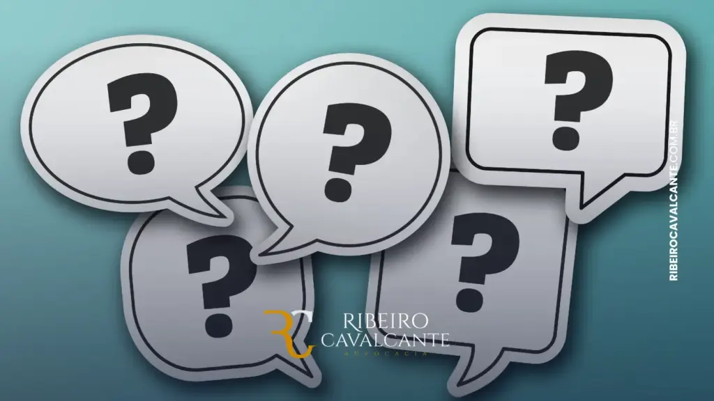 Faq perguntas frequentes sobre auxilio doenca indeferido Balões de fala com interrogações em fundo azul.