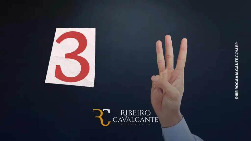 Principais motivos para auxilio doenca indeferido em 2025 Mão exibindo sinal de número três, fundo escuro.