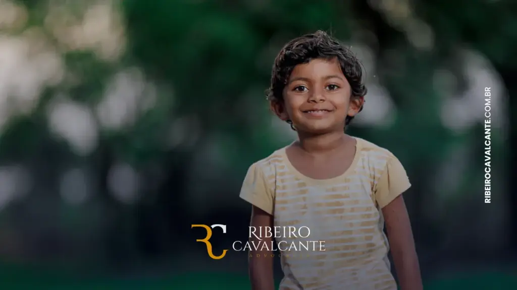 Menino sorridente com camiseta listrada ao ar livre