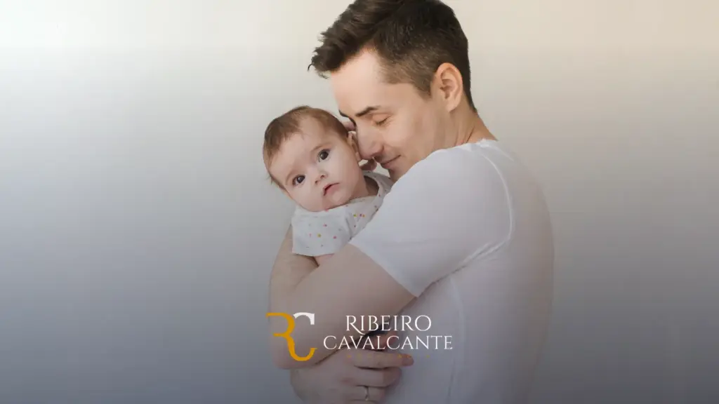 Pai abraçando carinhosamente bebê com fundo claro