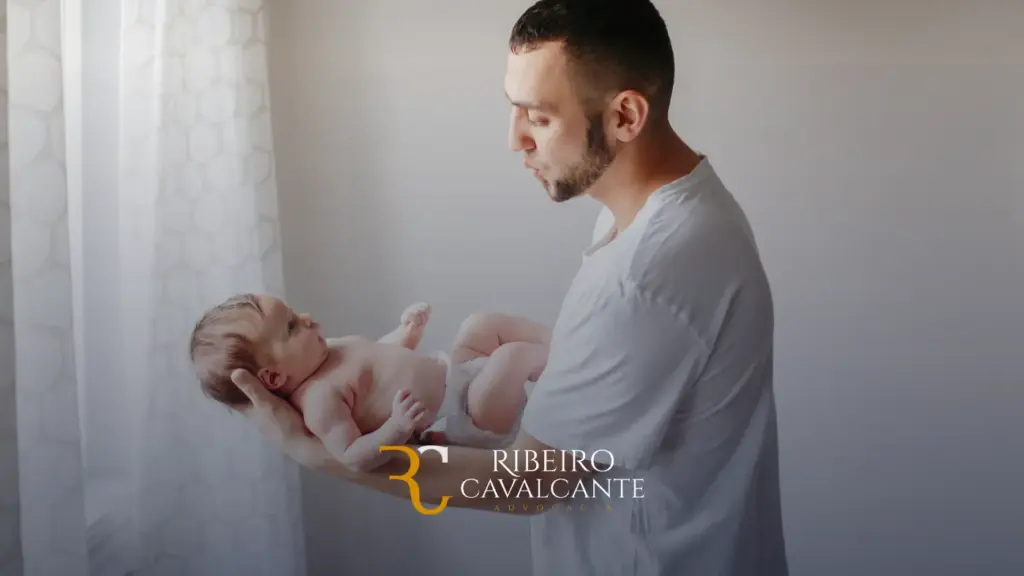 Pai segurando recém-nascido carinhosamente