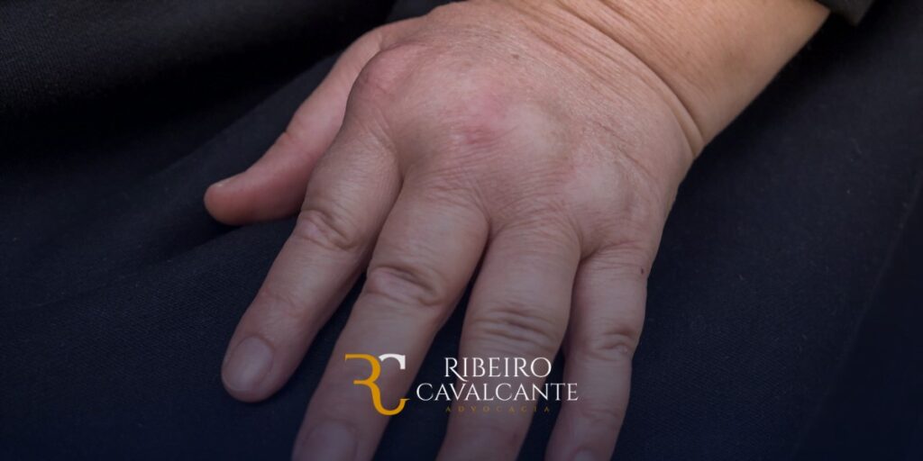 Mão sobre fundo escuro com o logotipo Ribeiro Cavalcante Advocacia ao lado. Logotipo nas cores dourado e branco.