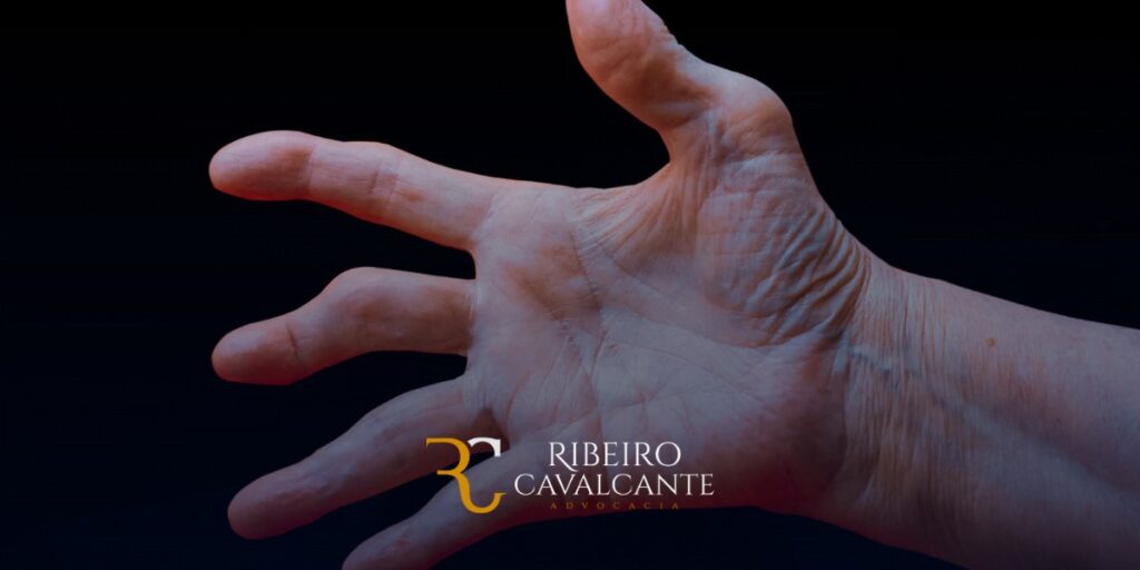 Mão aberta exibindo o logotipo do escritório de advocacia Ribeiro Cavalcante sobre fundo preto.