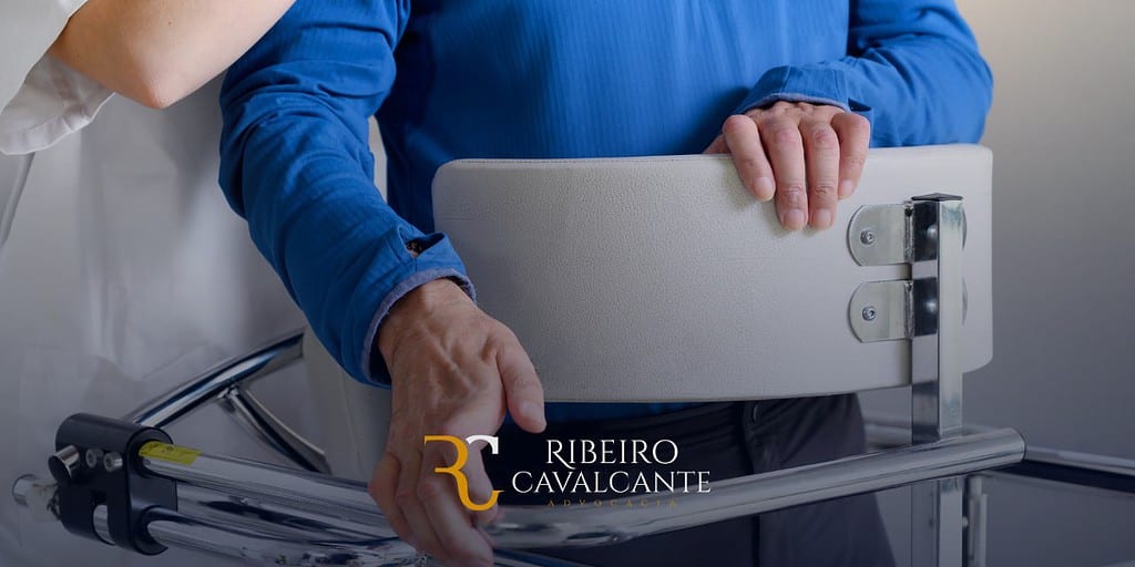 Homem usando suporte para caminhar assistido por profissional de saúde. Logo do escritório Ribeiro Cavalcante no centro.