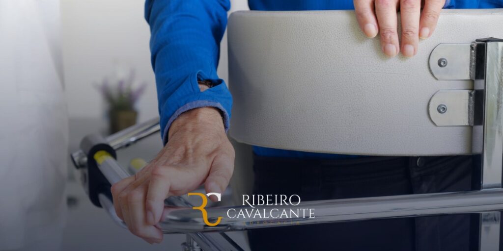 Mão de homem idoso segurando andador, com logotipo Ribeiro Cavalcante na frente. Serviço de cuidado e reabilitação.