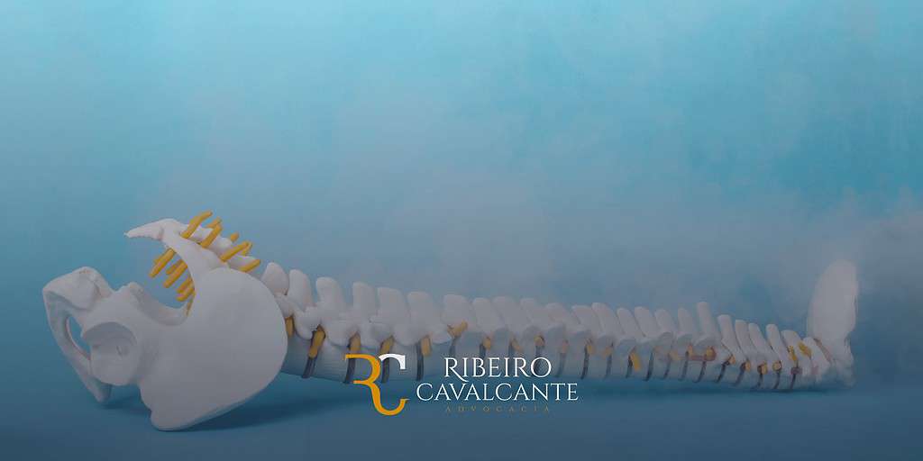 Modelo tridimensional de coluna vertebral com logo da Ribeiro Cavalcante Advocacia em fundo azul.