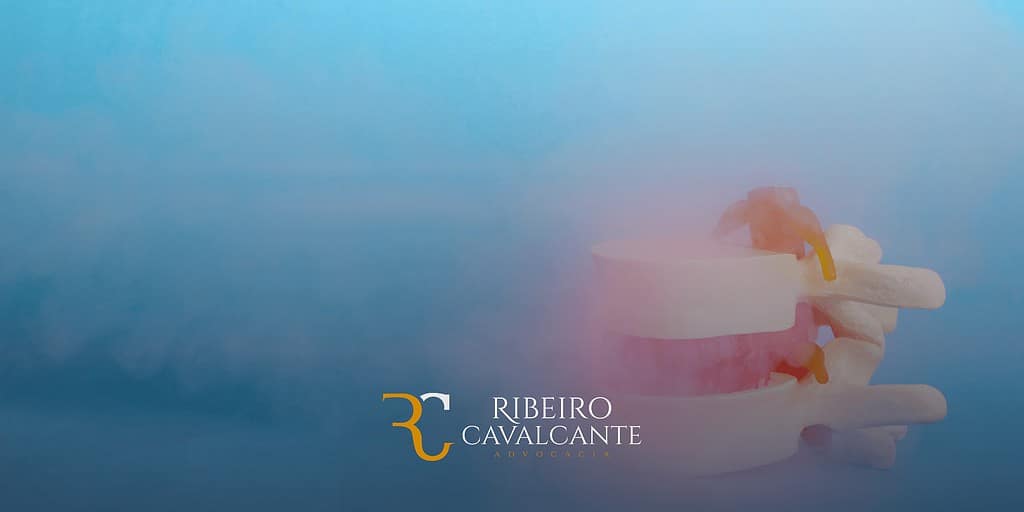 Logo da Ribeiro Cavalcante Advocacia sobre fundo azul com imagem de coluna vertebral estilizada à direita.