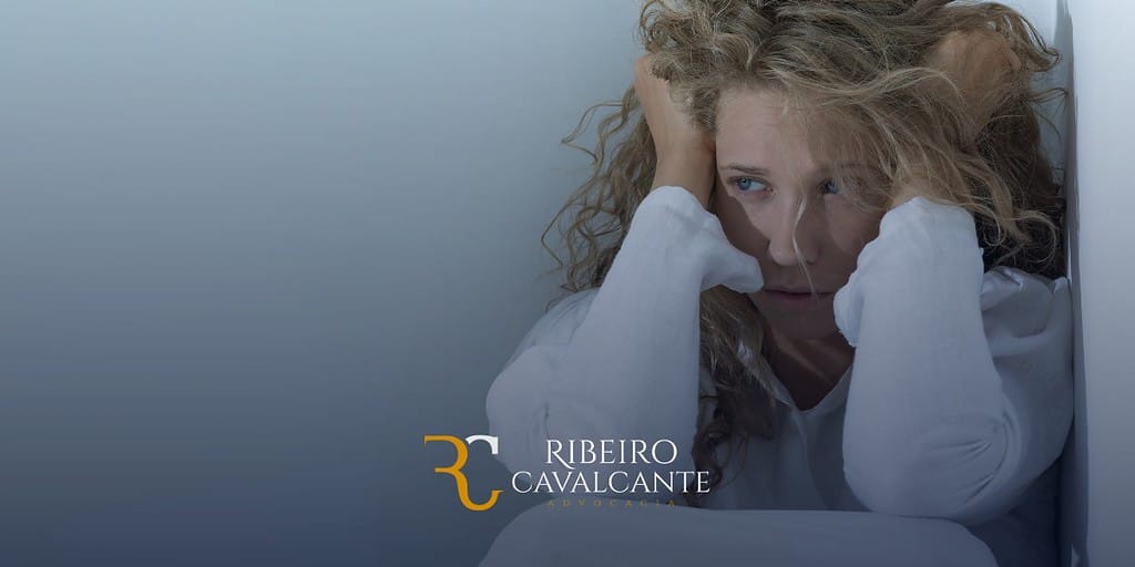 Mulher angustiada e preocupada com mãos na cabeça. Logotipo Ribeiro Cavalcante Advocacia em destaque na imagem.
