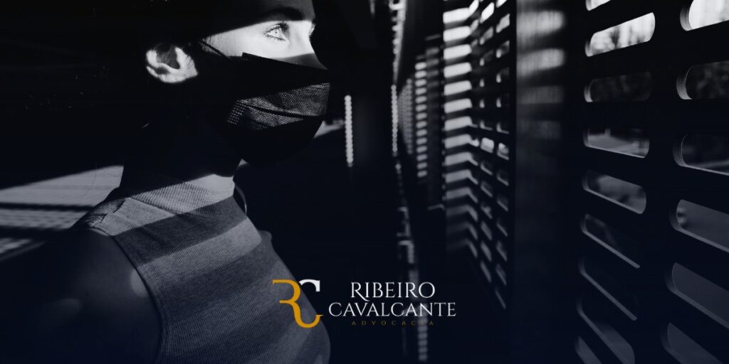 Mulher de máscara próxima a janela com luz e sombra. Logo da Ribeiro Cavalcante Advocacia visível na imagem.
