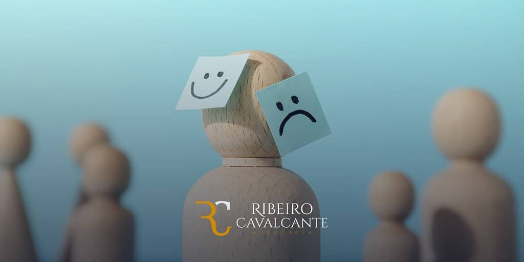 Figura de madeira com rostos de emoções diferentes, logotipo Ribeiro Cavalcante Advocacia ao fundo.