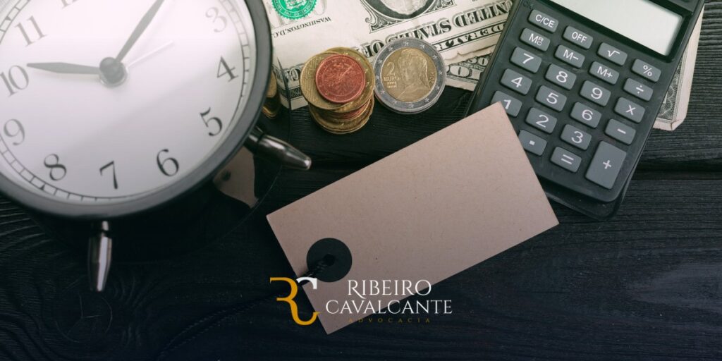 Relógio, moedas, cédulas de dólar, calculadora e etiqueta, simbolizando economia de tempo e dinheiro. Logo Ribeiro Cavalcante.