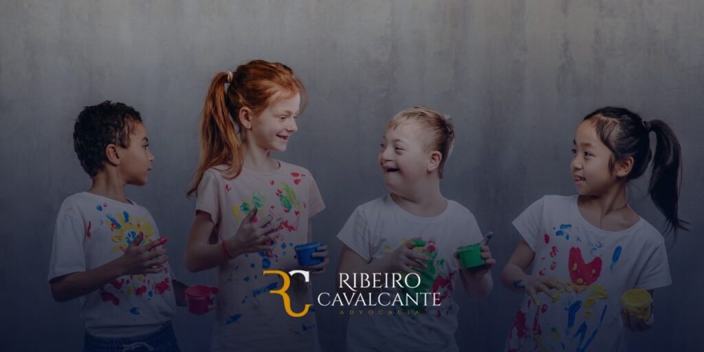 Crianças felizes pintando com as mãos. Logo do escritório Ribeiro Cavalcante Advocacia ao centro. Inclusão e diversão.