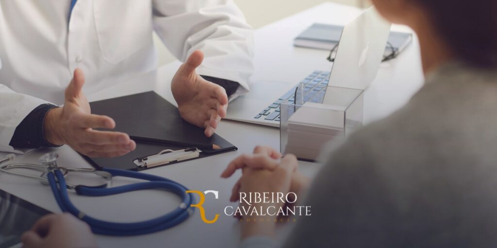 Discussão entre advogado e cliente sobre questões de saúde no escritório Ribeiro Cavalcante Advocacia.