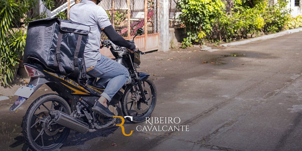 Entregador de moto com mochila térmica em rua arborizada, Fernandes e Ribeiro Advocacia na logo em destaque.