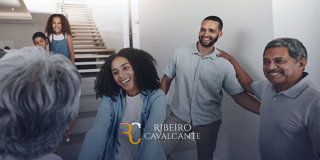Família sorridente reunida na sala, logo Ribeiro Cavalcante Advocacia em destaque na imagem.