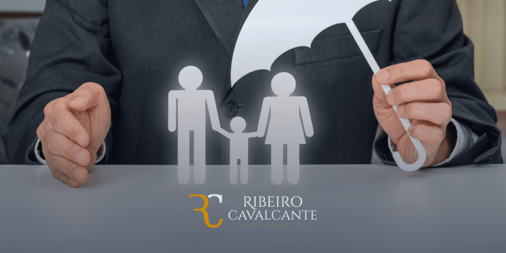 Advogado protegendo uma família sob um guarda-chuva com o logo da Ribeiro Cavalcante Advocacia ao centro, escritório de advocacia.