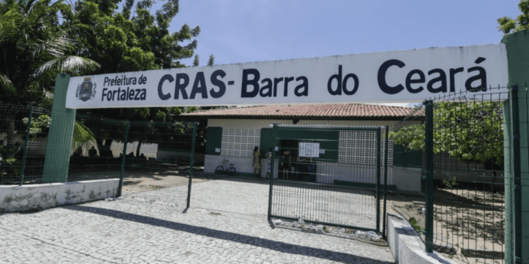 Entrada do CRAS Barra do Ceará em Fortaleza, com placa visível e pessoas em frente ao prédio.