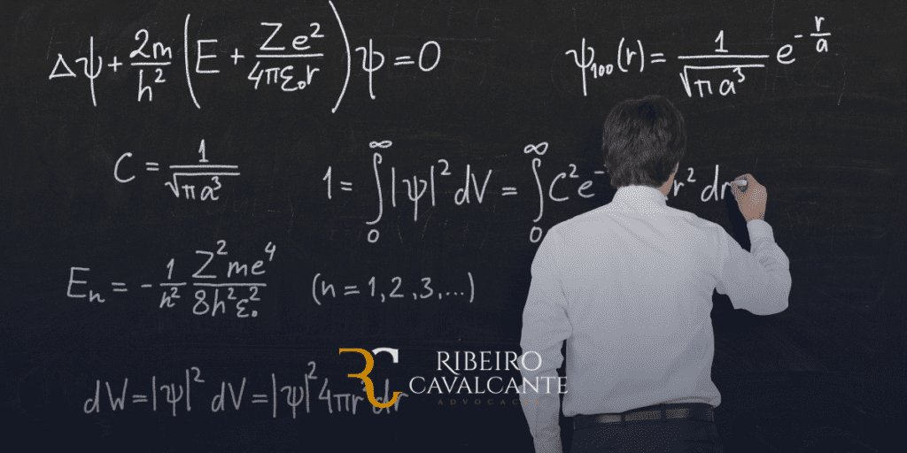 Pessoa escrevendo equações matemáticas em um quadro negro, com logo da Ribeiro Cavalcante Advocacia ao fundo.