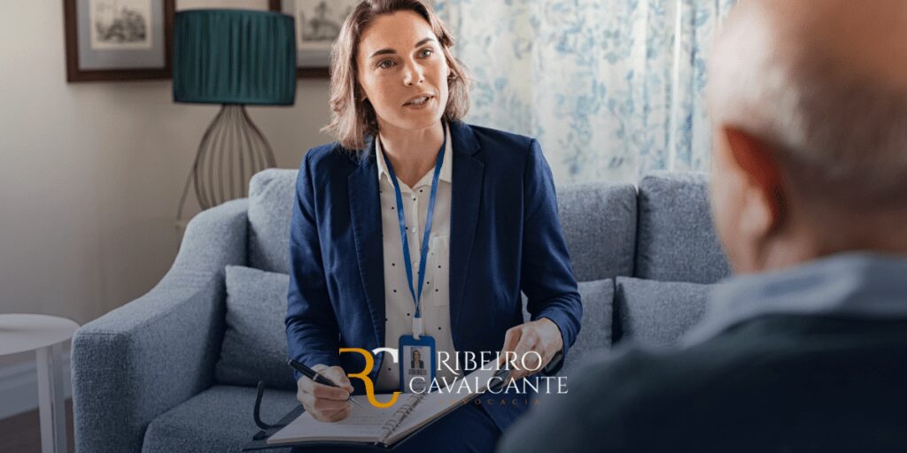 Advogada da Ribeiro Cavalcante Advocacia em consulta sobre Direito Previdenciário e Cível, com crachá e anotações.