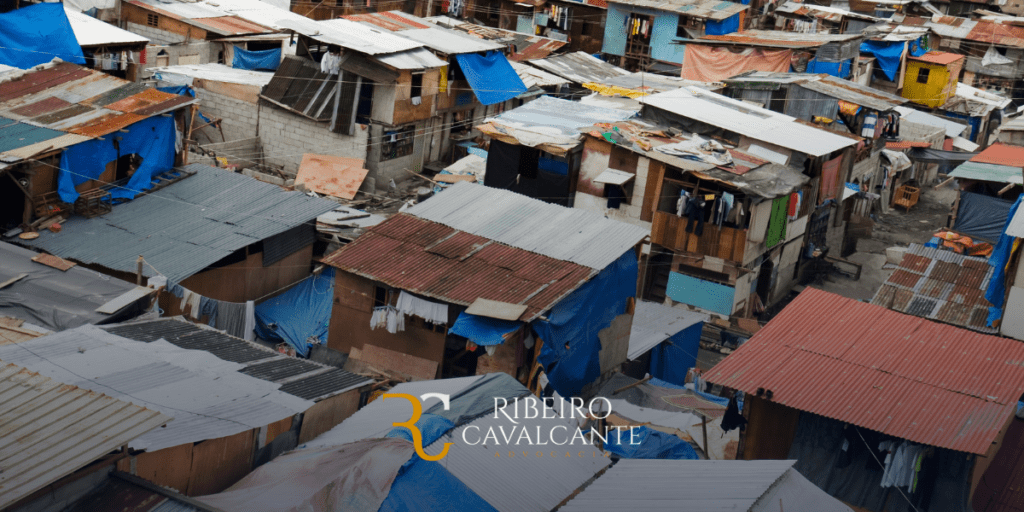 Vista aérea de uma comunidade carente, com casas improvisadas e telhados de zinco em estado precário.