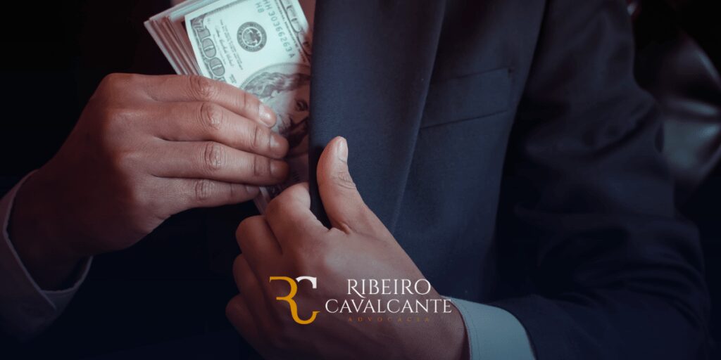 Homem de terno guarda notas de dólar no bolso com logotipo Ribeiro Cavalcante Advocacia, especialista em Direito Previdenciário e Cível.
