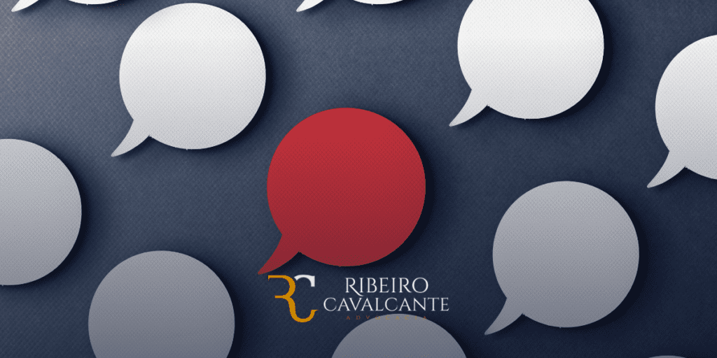 Balões de fala brancos e um vermelho com o logotipo da Ribeiro Cavalcante Advogados ao fundo.