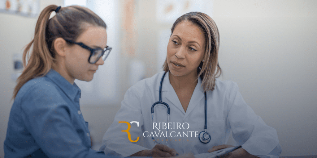 Médica conversa com paciente sobre resultados de exames em consultório. Ribeiro Cavalcante Advocacia escrito na imagem.
