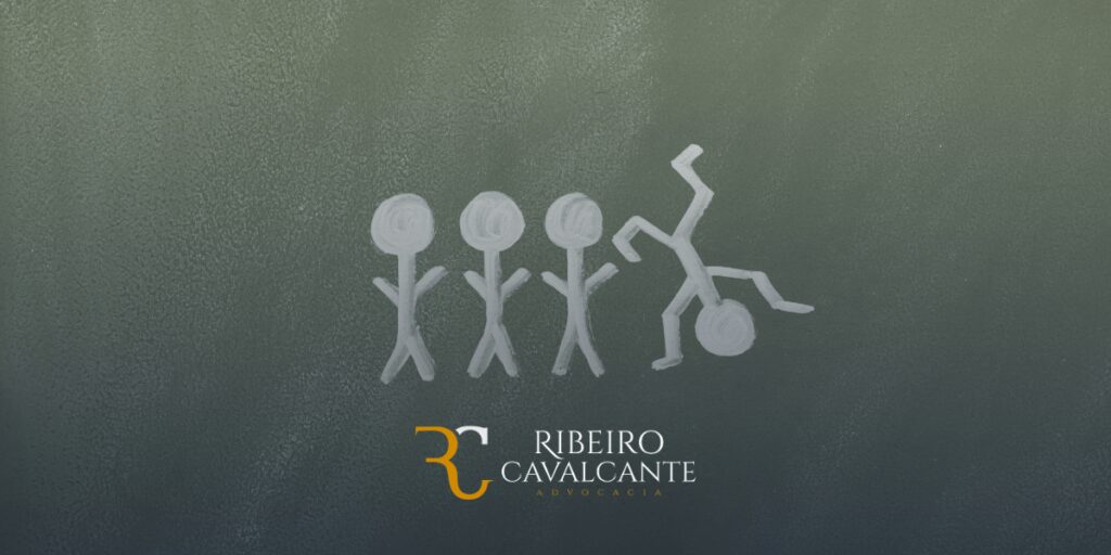 Desenho de figuras humanas e logotipo do escritório de advocacia Ribeiro Cavalcante em fundo verde escuro.