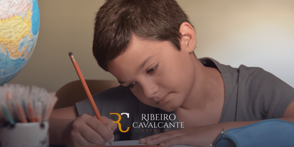 Criança estudando com lápis e caderno, ao lado de um globo terrestre e canetas. Logo Ribeiro Cavalcante Advocacia.