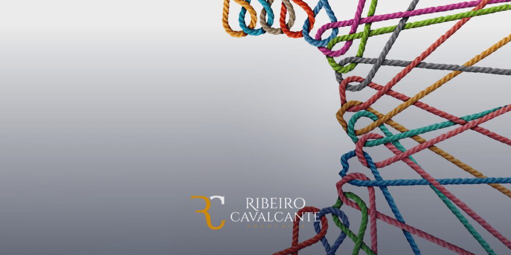 Logo Ribeiro Cavalcante Advocacia com cordas coloridas entrelaçadas em fundo cinza degradê.