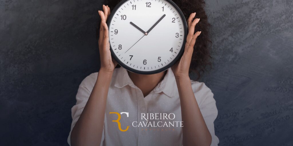 Pessoa com relógio cobrindo o rosto, logotipo da Ribeiro Cavalcante Advocacia em destaque na imagem.