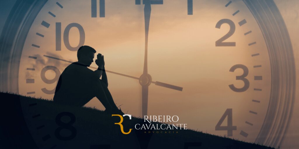 Homem meditando ao pôr do sol com relógio ao fundo e logo da Ribeiro Cavalcante Advocacia.