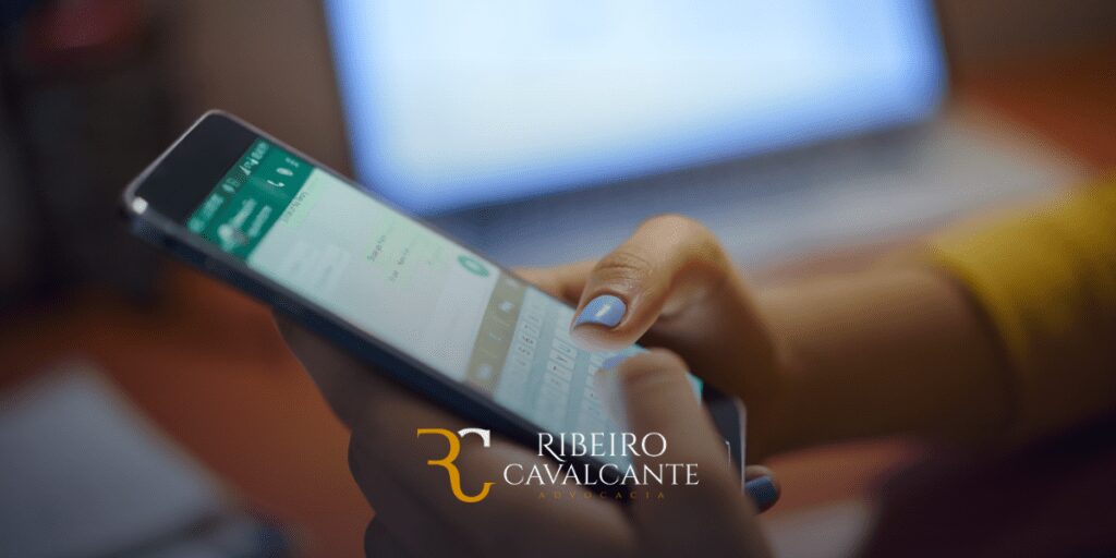 Pessoa usando um smartphone com logotipo do escritório de advocacia Ribeiro Cavalcante ao fundo.