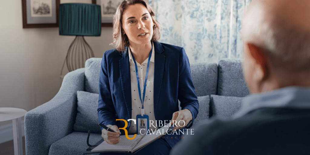 Advogada do escritório Ribeiro Cavalcante Advogados conversando com cliente no escritório.