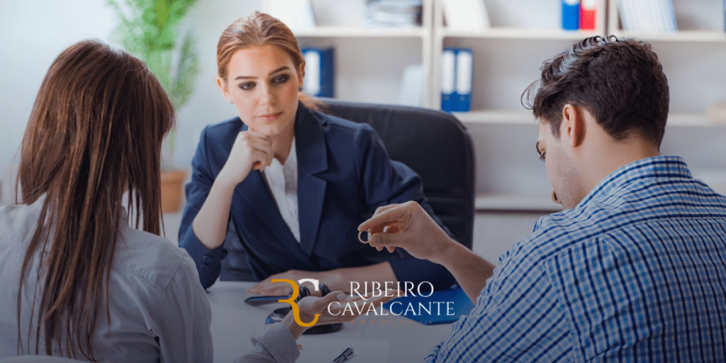 Advogada mediando discussão entre casal sobre anéis, escritório Ribeiro Cavalcante Advocacia. Aconselhamento jurídico.