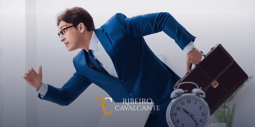 Homem de terno correndo com pasta e relógio ao fundo. Logo Ribeiro Cavalcante Advocacia.