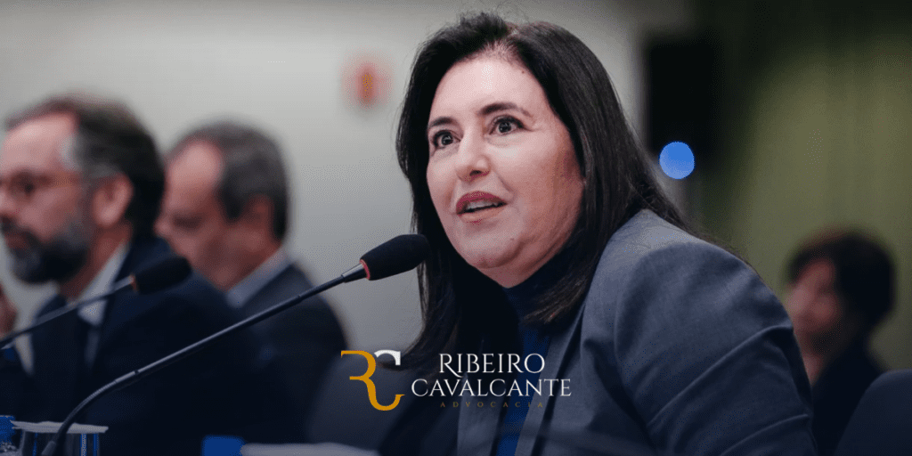 Mulher falando ao microfone em evento jurídico da Ribeiro Cavalcante Advocacia.