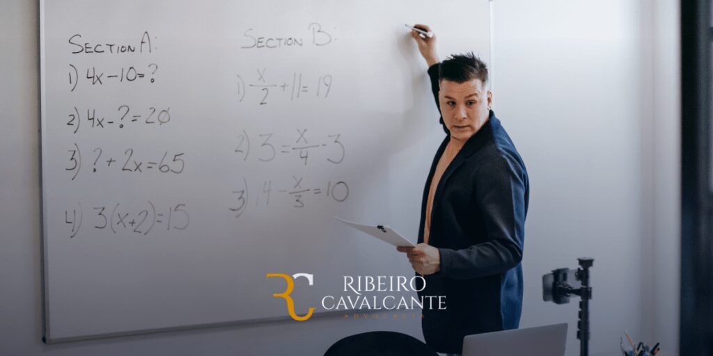 Homem dando aula de matemática com equações no quadro branco enquanto segura uma folha, logo Ribeiro Cavalcante Advocacia.