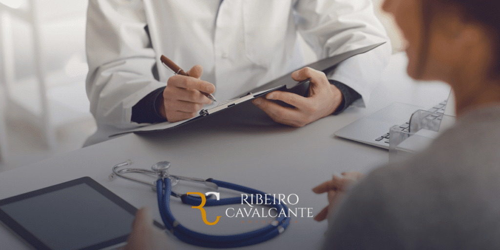 Médico em consulta com paciente na clínica Ribeiro Cavalcante Advocacia, segurando uma prancheta e caneta.
