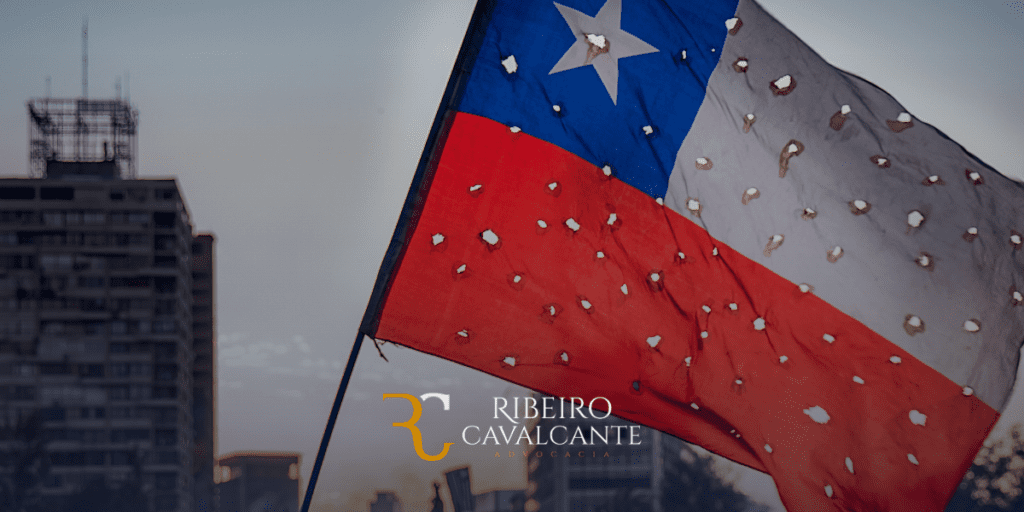 Bandeira desgastada com buracos ao vento em frente a edifícios, com logotipo Ribeiro Cavalcante Advocacia em destaque.