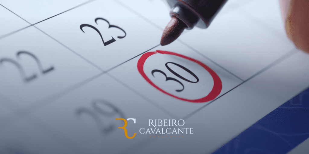Detalhe de calendário com o dia 30 circulado em vermelho, logo Ribeiro Cavalcante Advocacia em destaque.