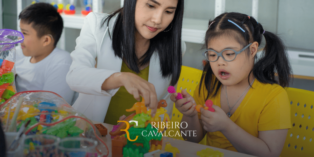 Mulher orientando menina com brinquedos educativos em aula, logo Ribeiro Cavalcante em destaque.