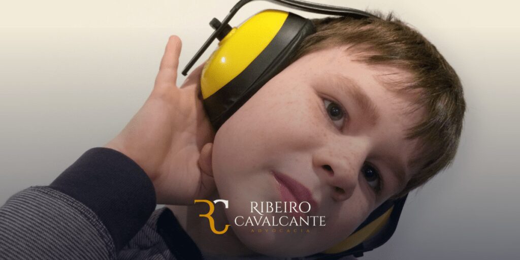 Menino com fone de ouvido de proteção, logotipo Ribeiro Cavalcante Advocacia, especialistas em Direito Previdenciário e Cível.