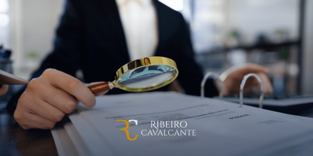 Funcionário Público analisando documentos com lupa na Ribeiro Cavalcante Advocacia, especializada em serviços jurídicos detalhados.