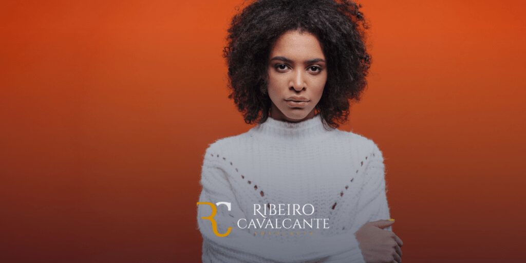 Mulher com expressão séria sobre fundo laranja com logo da Ribeiro Cavalcante Advocacia, especialistas em Direito Previdenciário e Cível.