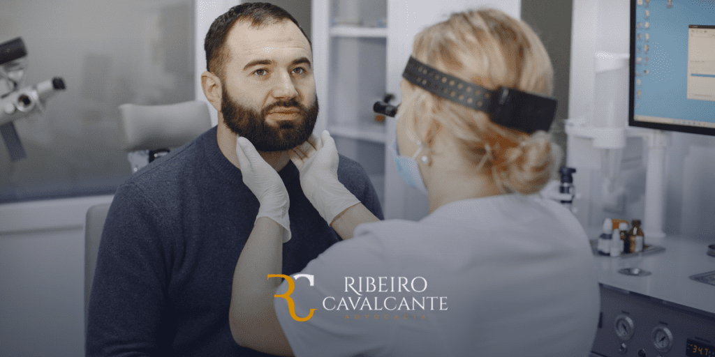 Médico examinando paciente com barba em consultório, com logo Ribeiro Cavalcante Advocacia.