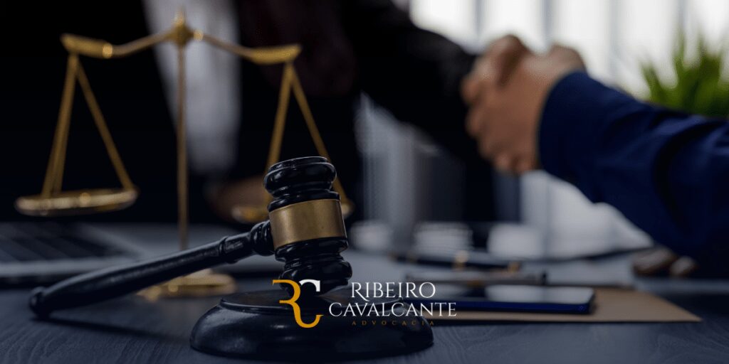 Logotipo do Ribeiro Cavalcante Advocacia com martelo do juiz e aperto de mãos ao fundo.
