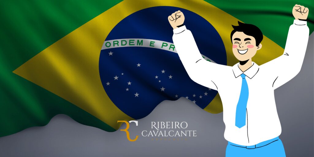 Homem feliz de terno e gravata azul comemorando na frente da bandeira do Brasil e logo da Ribeiro Cavalcante Advocacia.