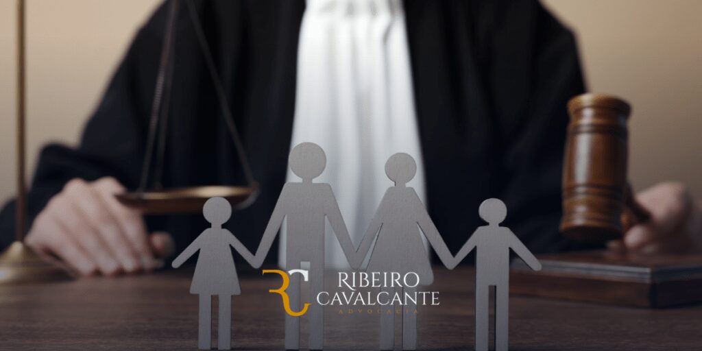 Imagem de um advogado com símbolos de balança, martelo e família, representando a Ribeiro Cavalcante Advocacia.