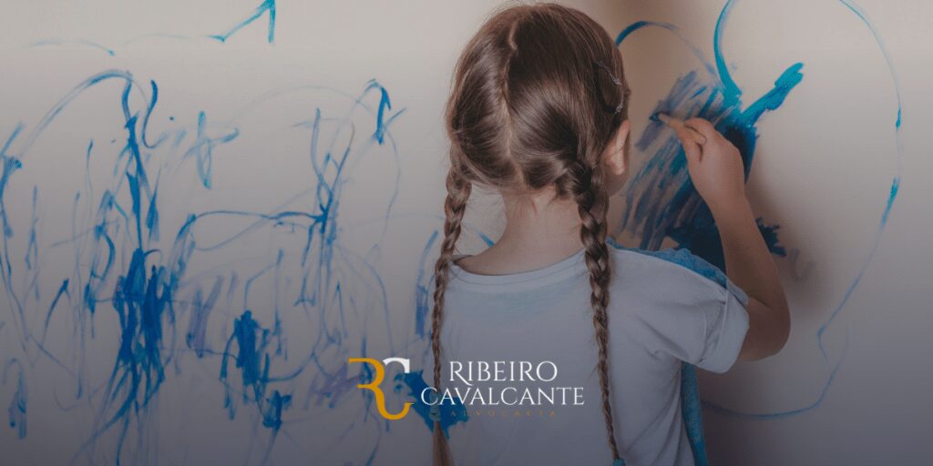 Criança desenhando na parede com tinta azul, destaque para logo do Ribeiro Cavalcante Advocacia na imagem.
